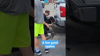 Cops help elderly man change a tire