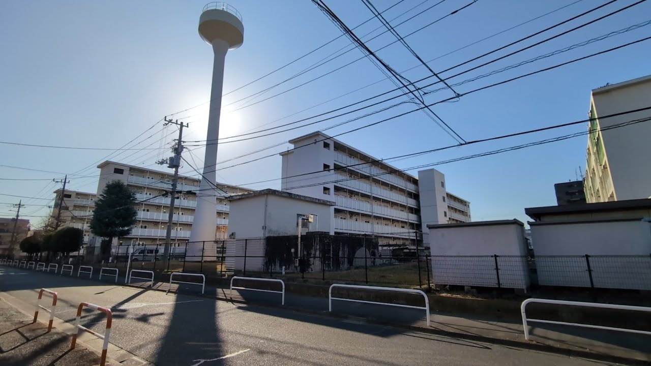 【足立区マニアック】鹿浜六丁目にある足立区鹿浜区民事務所前にある都営北鹿浜第二アパートを散策しました🚶ここは1971年に竣工され、5棟のみのコンパクトな団地だが給水塔🚰が鎮座している‼️