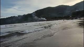 Gulungan Ombak yang Eksotis di pantai teleng ria