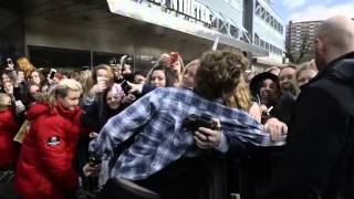 Download Lagu Luke getting pulled by fans ║5SOS IN SWEDEN║ MP3