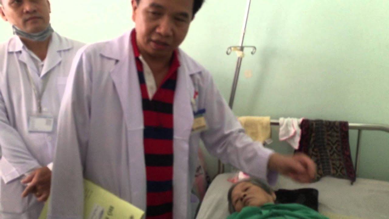 Thăm khám bệnh nhân viêm tụy cấp