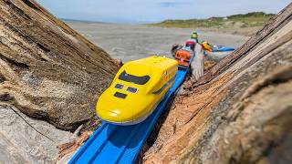 We'll play with Plarail on the beach! We'll build a track with driftwood and sand with our friends.