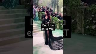 #DuaLipa con un look gótico en la #metgala2024