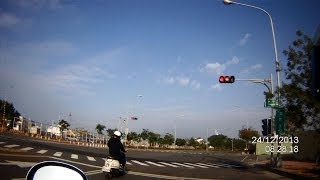 20131224 0828紅燈真的僅供參考嗎？完全沒有煞車的意思