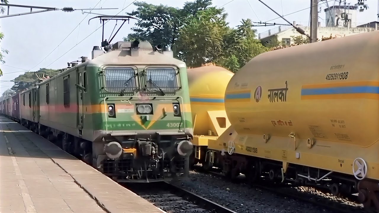 Train Rake Rare Twin WAG-9 Container Freight + Empty Rake Overtakes Oil freight ...