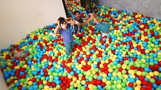 اقوى مقلب عبيت 100 الف كوره بداخل الغرفه تعالو شوفو رده فعل الياس وزياد! -prank 100k balls