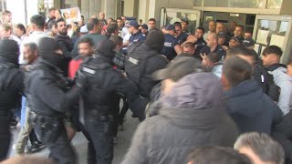видео: Протест и безредици пред УМБАЛ „Канев“-Русе заради смъртта на родилката картинка: Протест и безредици пред УМБАЛ „Канев“-Русе заради смъртта на родилката