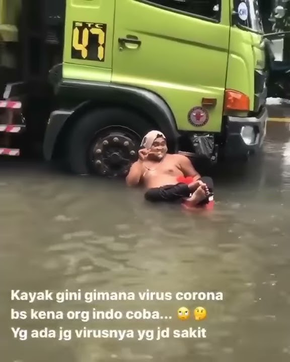 Wow sopir tronton mandi di jalanan.pas macet banjir