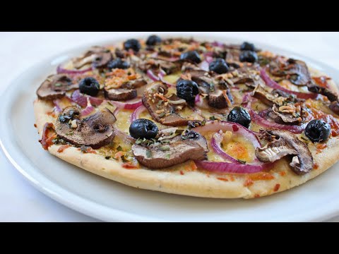 Vídeo: Pizza Deliciosa Com Cogumelos Cozidos Na Massa