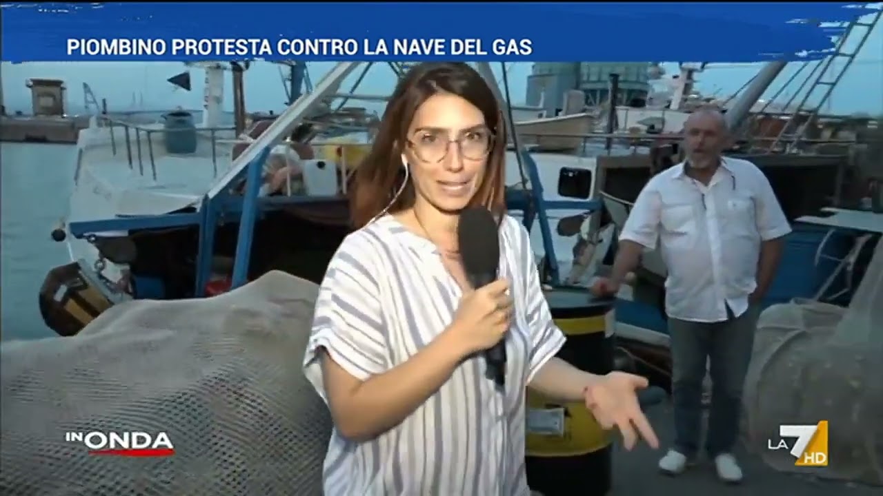 La protesta dei pescatori di Piombino che dicono No al Rigassificatore