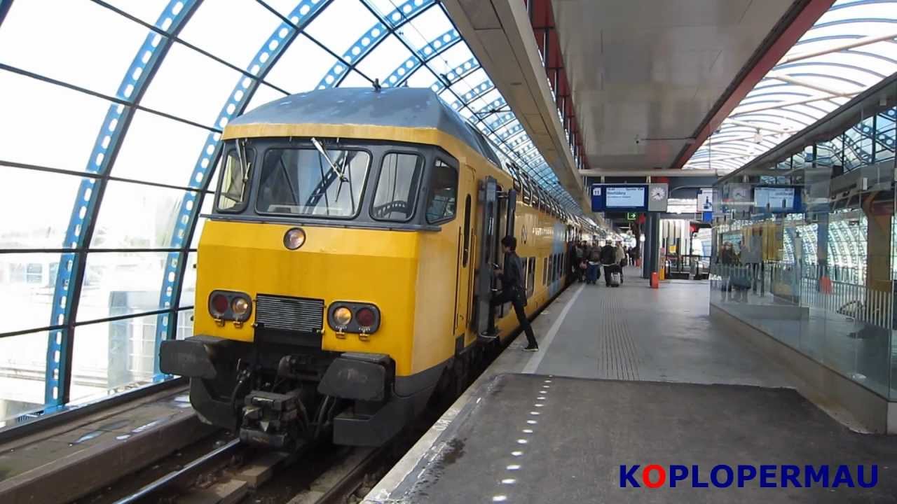 Mevrouw komt bijna tussen de treindeuren! // Haltering mDDM Amsterdam Sloterdijk