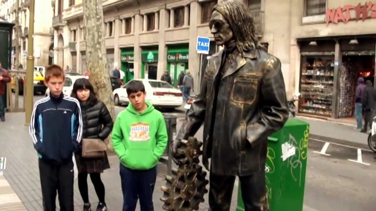 Estatuas Vivientes en La Rambla de Barcelona - YouTube