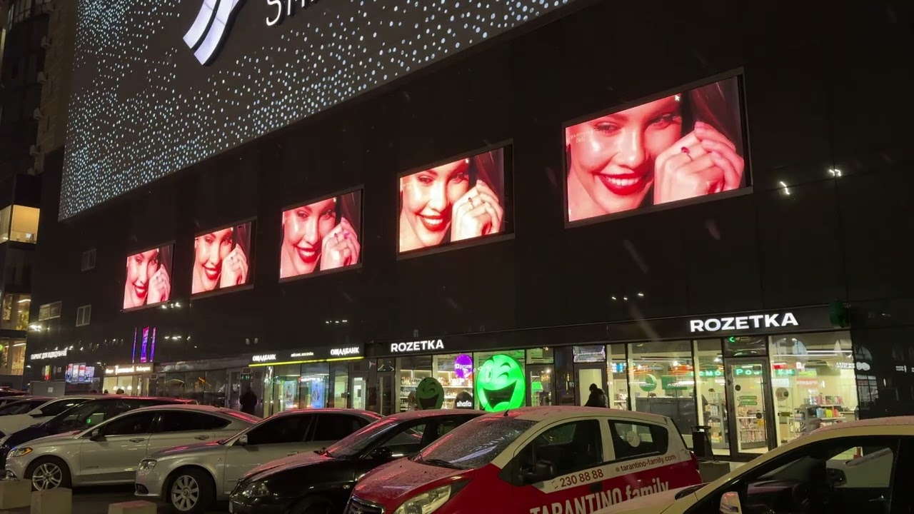 Pекламні компанії Нато, Золотий вік, Евро університет на медіафасадах ТРЦ Smart Plaza у м. Київ