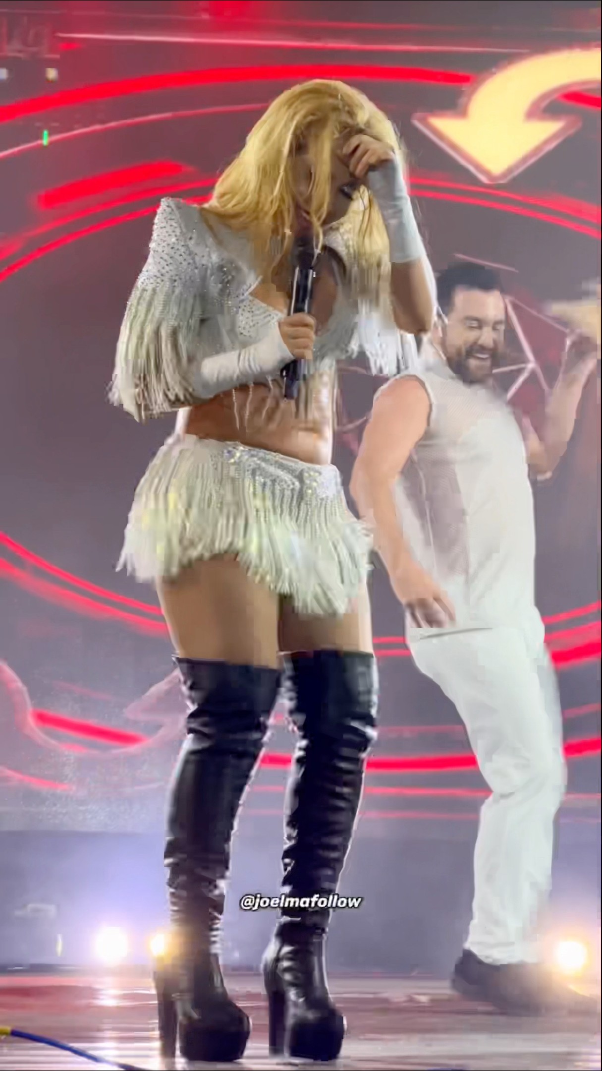Joelma cantando na língua do P