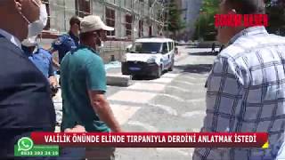 VALİLİK ÖNÜNDE ELİNDE TIRPANIYLA DERDİNİ ANLATMAK İSTEDİ
