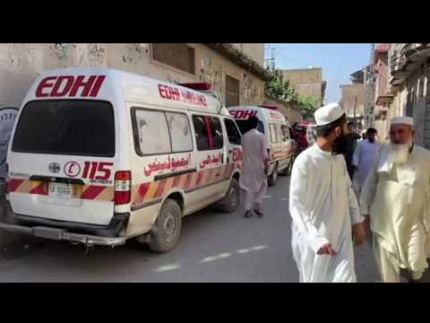 Video In Pakistan crolla il tetto di una scuola: 16 morti