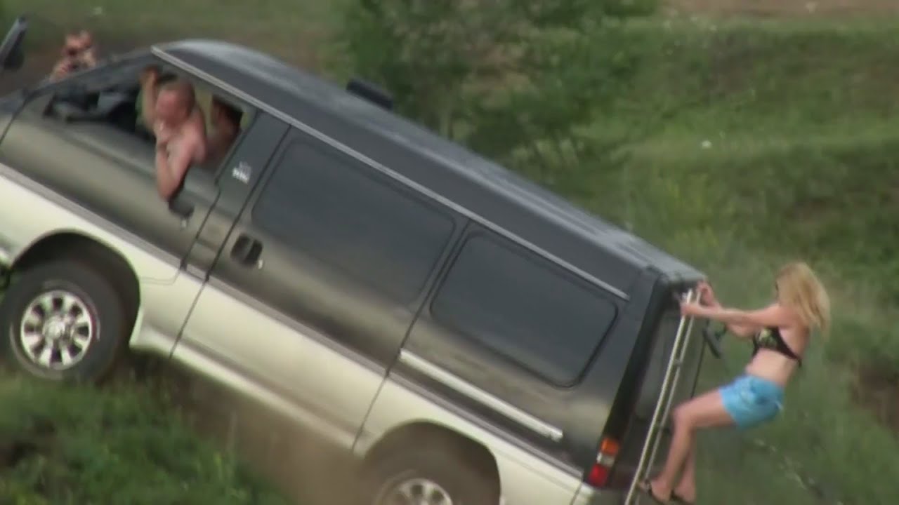 Прикол. Отчаянная девочка на  Mitsubishi Delica
