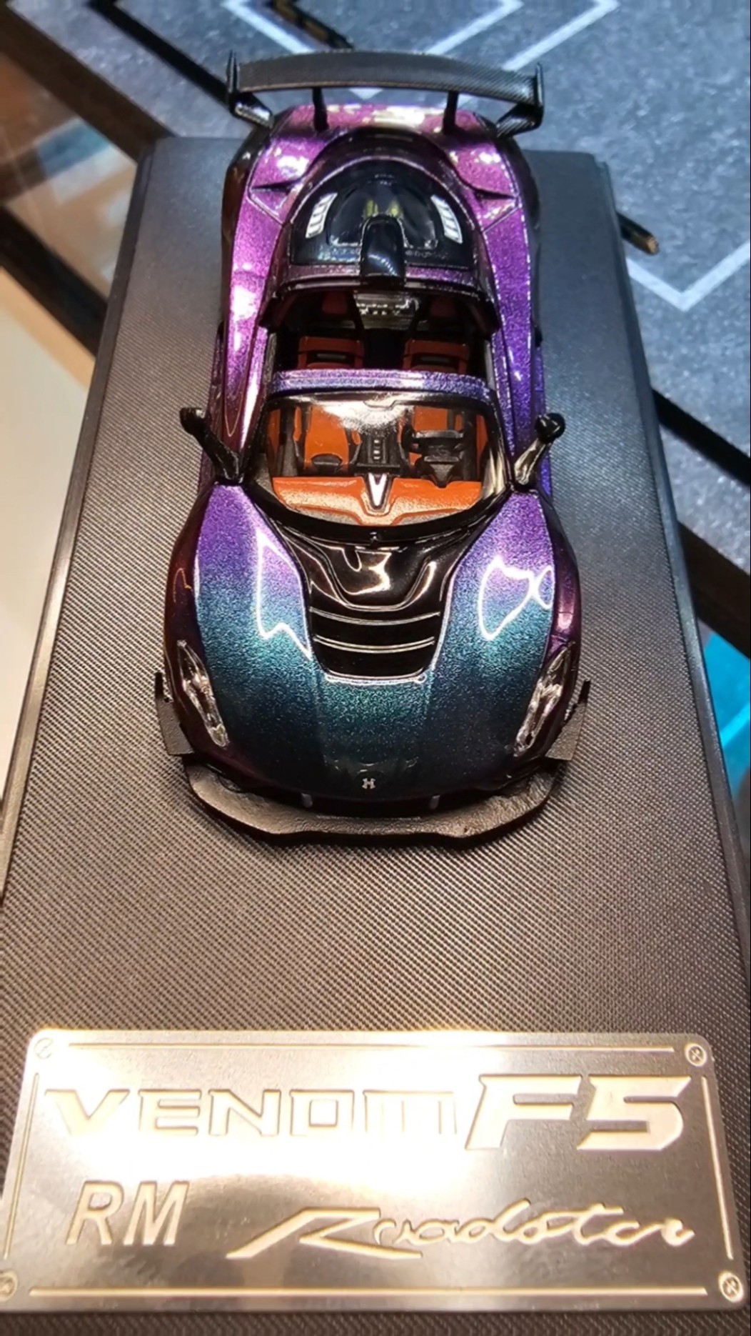 ベニページ Hennessy Venom F5 Roadster - Chameleon - Rhino Model #164scale