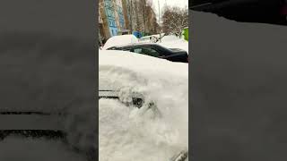 чистим автомобиль от снега #смешно #shortvideo #shots #trend #car #cars #like #live #тренды