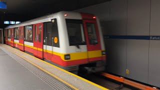 【獨特的擺盪式阿爾斯通初代Optonix IGBT-VVVF音】波蘭地鐵 M1線 阿爾斯通大都會98B 往Kabaty方向 Ratusz Arsenał站 離站