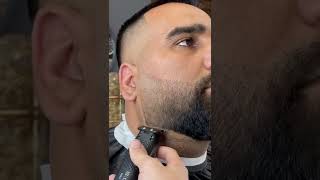 Degrade na barba #barba #barbeiro #barbanegra #fadehaircut #degradeperfeito #barbeirodesucesso