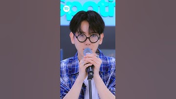 #BAEKHYUN sings live while Spotify "Kyoong Kku" 🤩