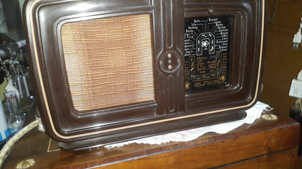 Radio cu lămpi interbelic miniatural