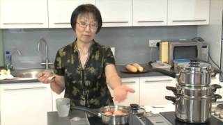 YenTee McCoy demostrates AMWAY™ iCook™ cookware 2/5