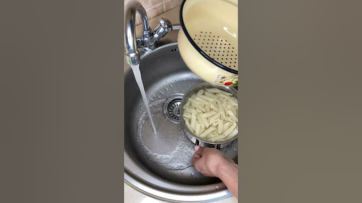 How to drain water from pasta #shorts #pasta #spaghetti #cleaning