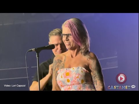 RAW: Bryan Adams signs fan's shoulder