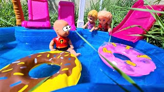 КАК ВЫТАЩИТЬ МАКСА ИЗ БАССЕЙНА Веселая семейка Кати и Макса сериал живые куклы Барби в отпуске