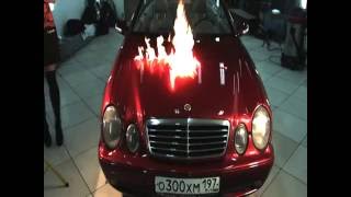 Горит машина Mercedes-benz