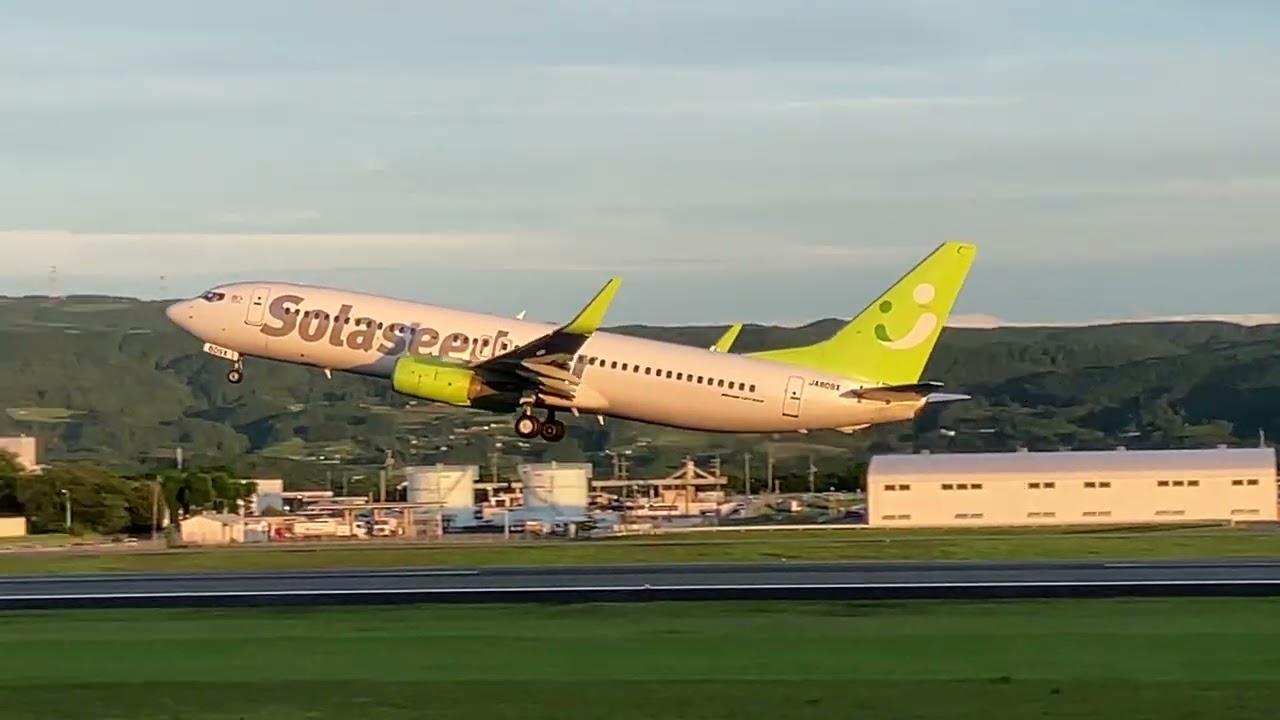 熊本空港 Solaseed Air Boeing 737-800 JA809X - YouTube