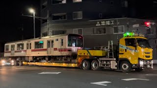 【02-186F 荻窪方先頭車両 廃車陸送】営団02系80番台02-186編成の荻窪方先頭車両が山広運輸のトラックに載せられて松戸市内を通過するシーン（2022.9.22深夜）