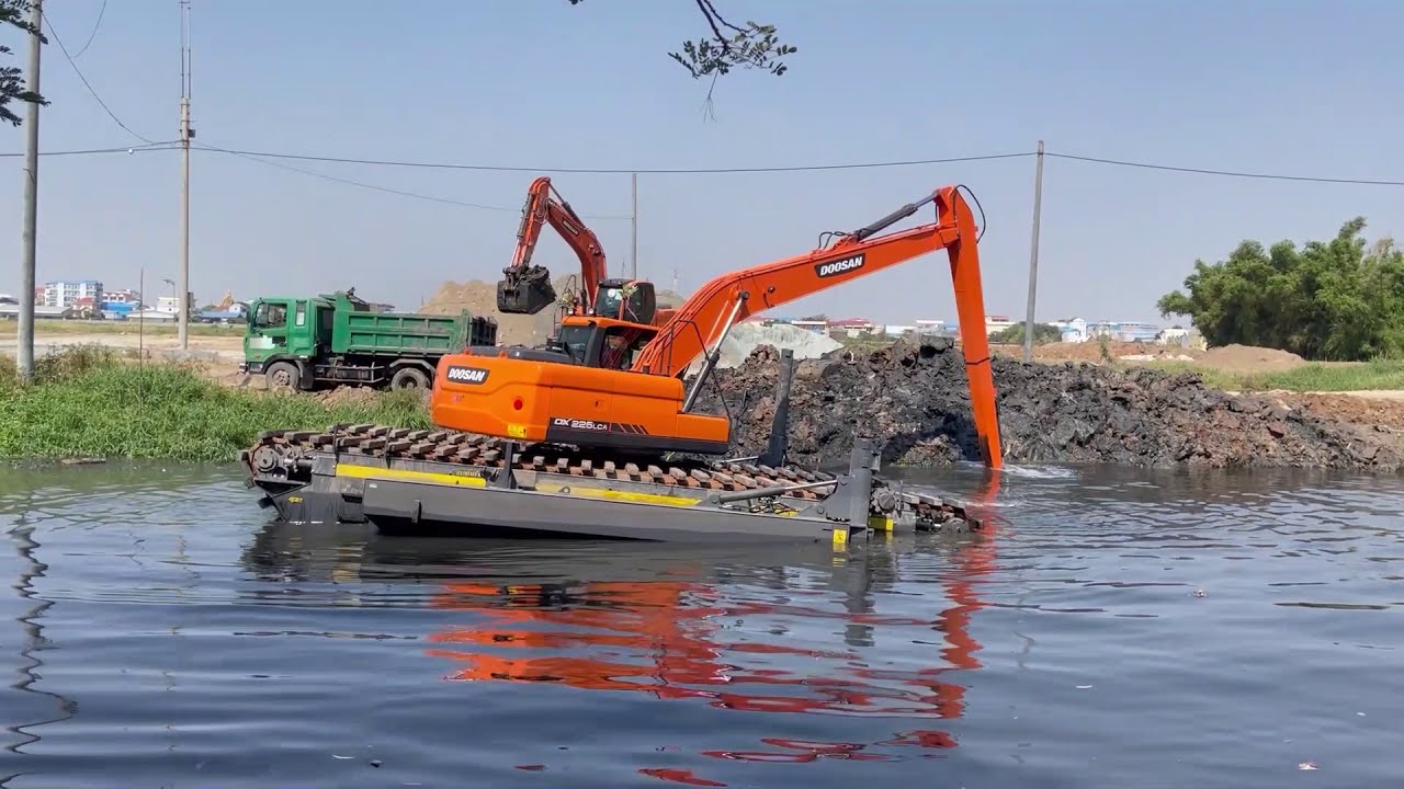 Extreme Excavator DOOSAN DX225lca operator ditch cleaning