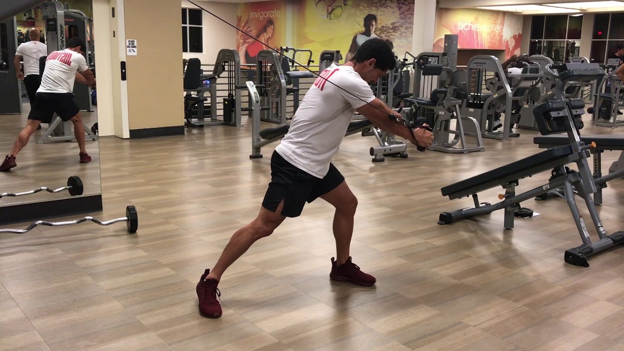 Abdominal com rotação de tronco no cabo - YouTube