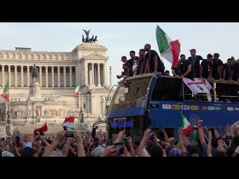 Euro2020: la festa degli azzurri sul bus scoperto, tra due ali di folla nel centro di Roma