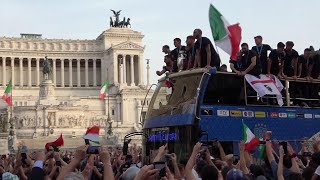 Euro2020: la festa degli azzurri sul bus scoperto, tra due ali di folla nel centro di Roma