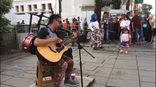 Pengamen ini mengalihkan pusat perhatian penonton- MELEPASMU - drive cover arivkotu