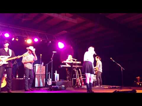 Lexi Lee singing with Neal McCoy