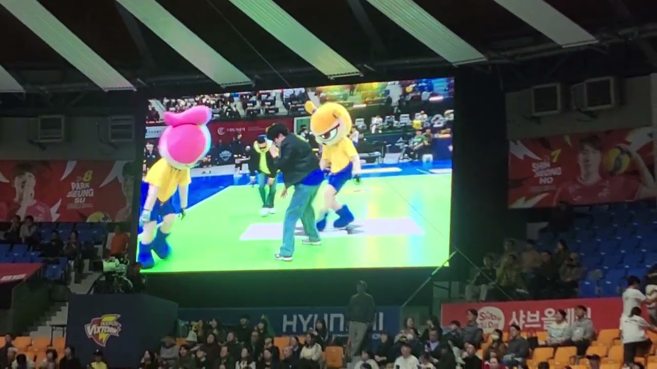 수원 현대건설 힐스테이트 박호 장내아나운서와 송종민 응원단장님의 특별무대 (0228)