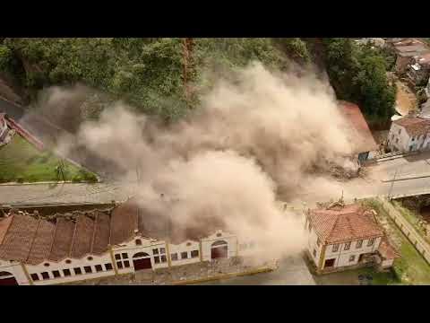 Deslizamento de barranco destrói casas em Ouro Preto, MG (3)