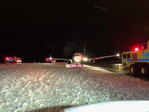 Boeing 737-800 Kayarak Pistten Çıktı 1 Manşet Plane slides off taxiway at DIA after landing, no injuries reported