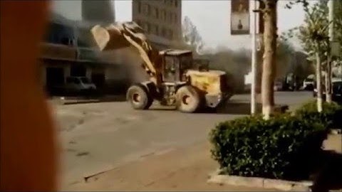 Front loader (Bulldozer) street Fight in China