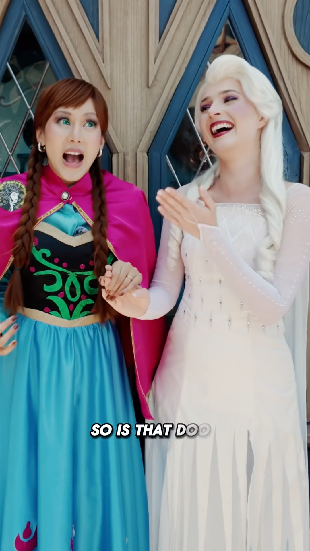 Finally nameet ko na ang real sis ko for the first time in forever. Anna and Elsa in Disneyland. ?