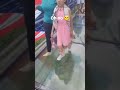 تجربة المشي على برج من زجاج 