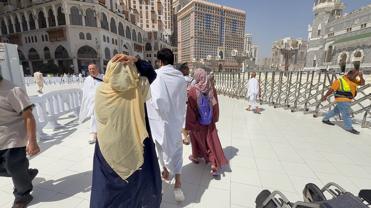 Walking in Makkah Masjid Ul Haram in Ramadan 
