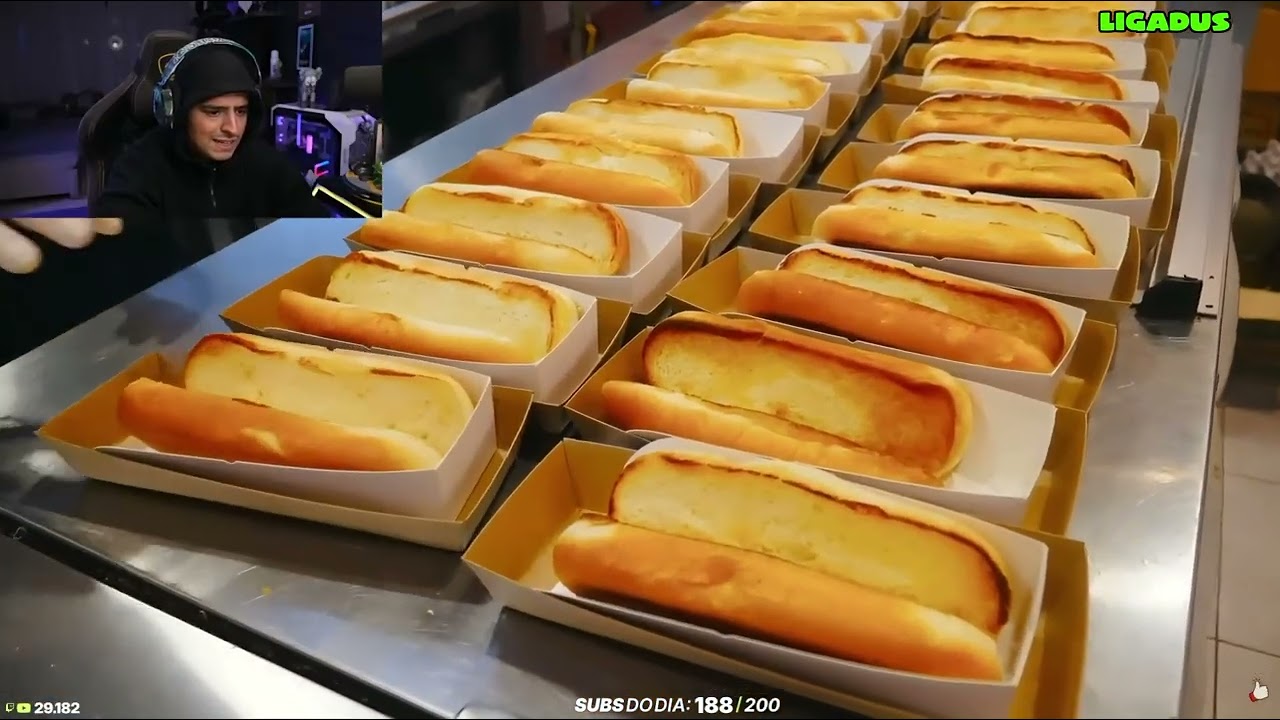 LOUD CORINGA REAGINDO A CACHORRO QUENTE COREANO