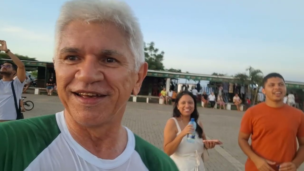 MUITAS PESSOAS VISITANDO A IMAGEM DE NOSSA SENHORA NO CRATO. 