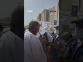 توزيع المظلات الشمسية للحجاج لحمايتهم من أشعة الشمس في مشعر عرفات.